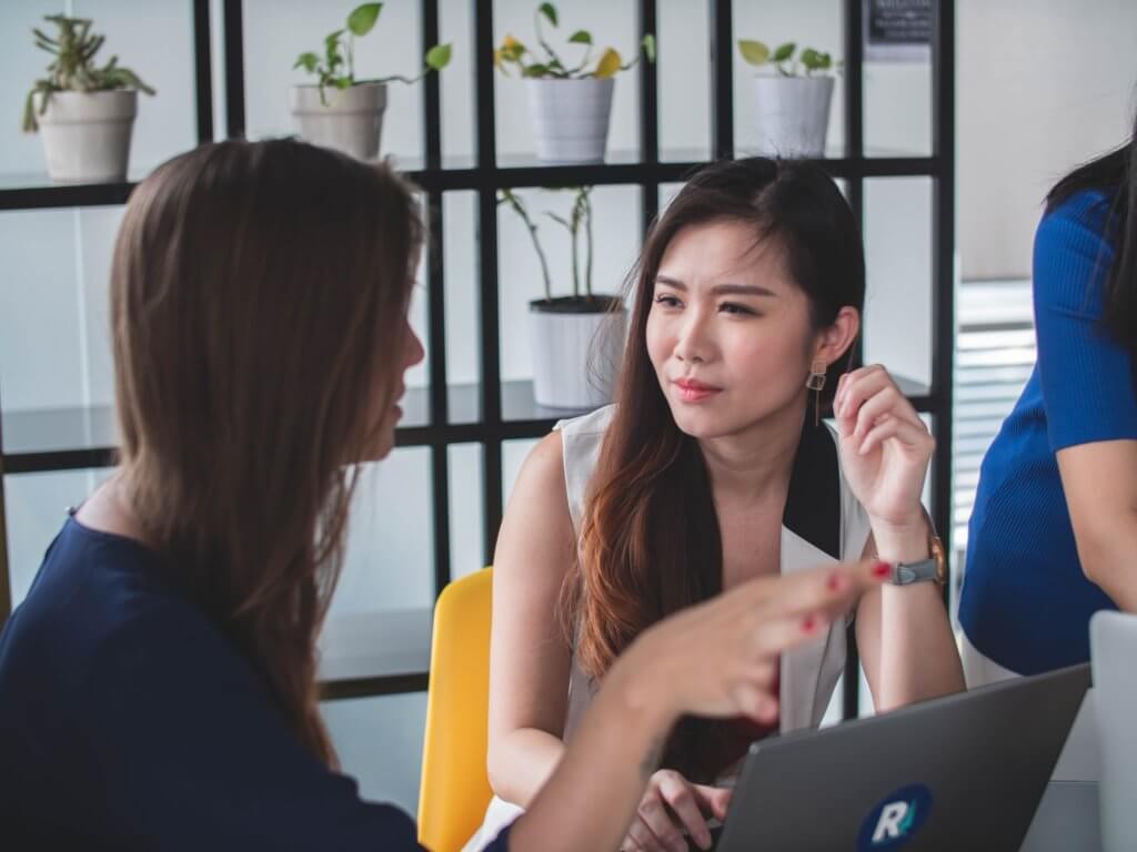 Deja de hablar sobre todo lo que has echo en tu vida, esto va a fortalecer tus relaciones humanas